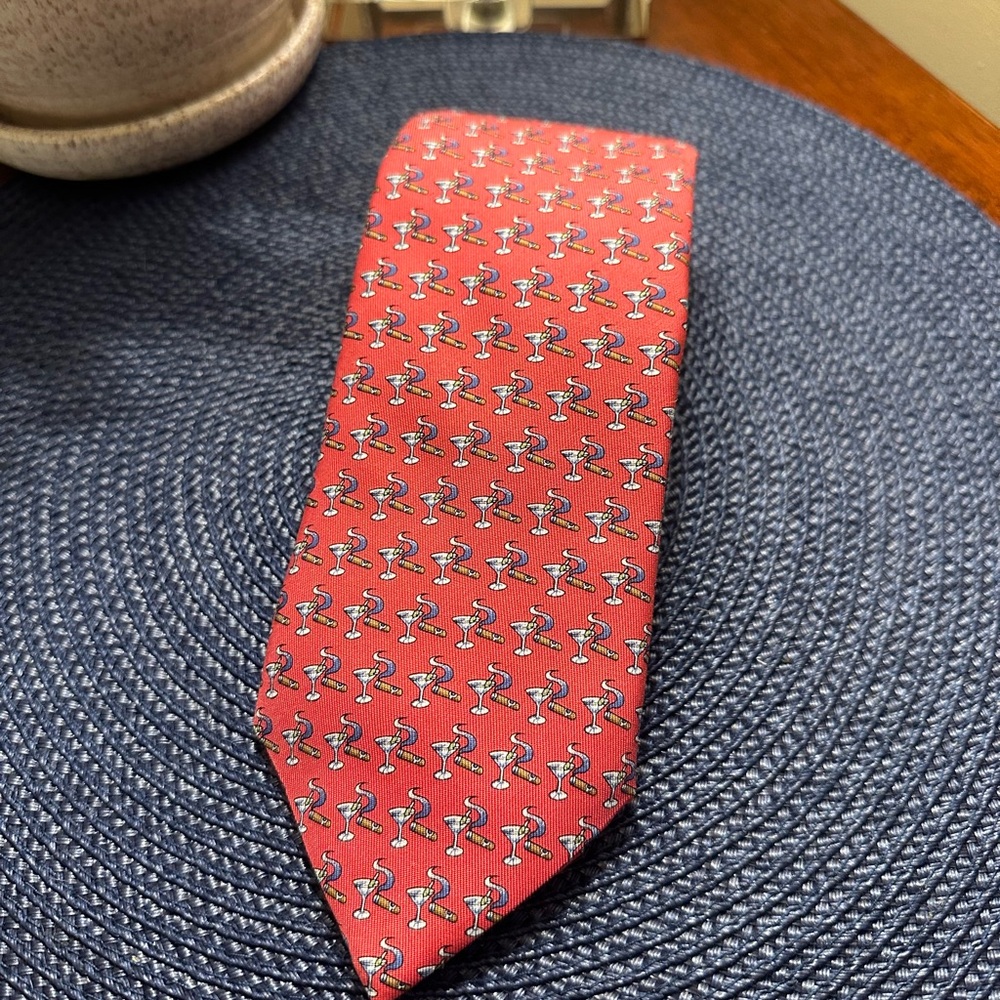 🍸EUC Vineyard Vines Martha’s Vinyard Cigar and Martini Tie Pink 🍸